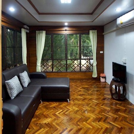 Appartement เรือนสารภี à Phrae Extérieur photo